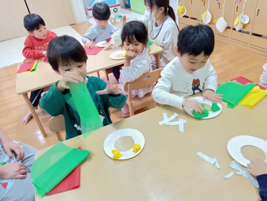 ４歳児クラス　クリスマスリース作り