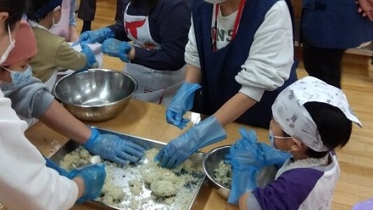 パン粉をまぶして、