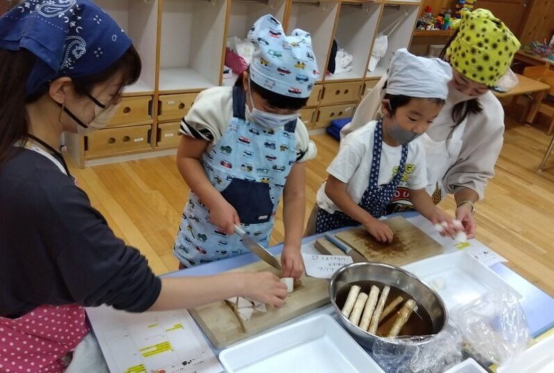 こちらはけんちん汁作りです！にんじん、だいこん、ごぼう、豆腐を、ピーラーと包丁を使いみんなで協力して切りました！