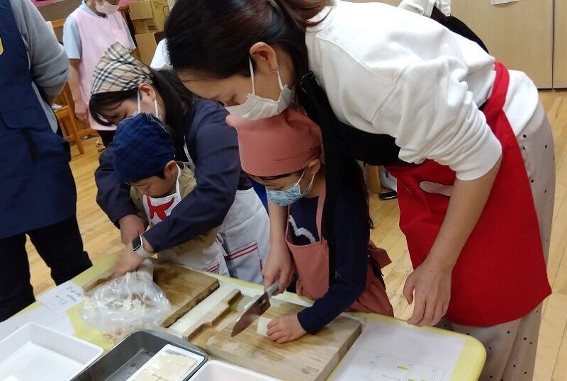 保護者の方と一緒に野菜を切ります！猫の手🐱