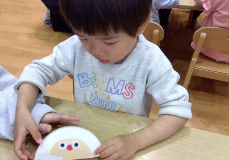 2歳児クラス　カスタネットを作り