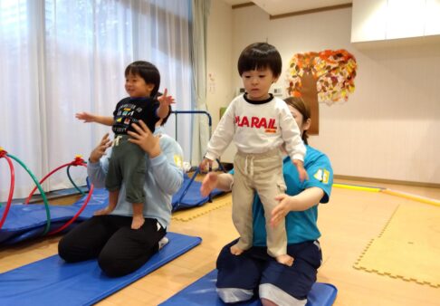 手を地面につける動きから前転に挑戦！