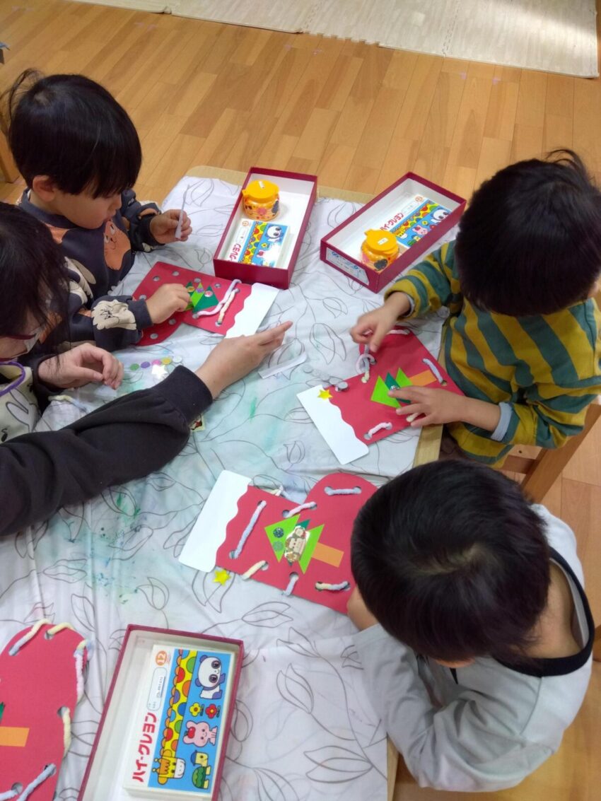  3歳児クラス　クリスマスブーツを作り 
