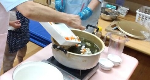 切った野菜を、お鍋に投入～！