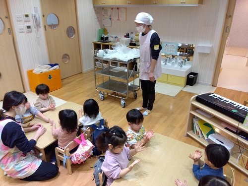 鬼まんじゅう作りをしました。
さつまいもを実際に触ってもらい、重さ、固さ、色などの感触を楽しみました😊
皮をむいたさつまいもを見せると色が違うと不思議そうにしていました🥺
