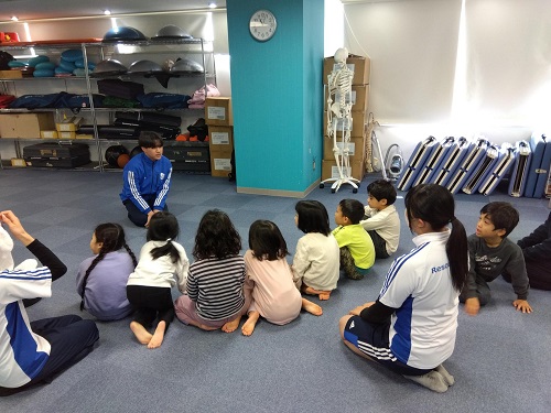 名古屋リゾート＆スポーツ専門学校へ行き、学生さんとのクリスマス運動遊びに参加しました🥰
クリスマスの曲に合わせて踊ったり、体操したりと体をたっぷり動かして楽しみました🙌
学生さんとの合流もあり、子どもたちは笑顔いっぱい😊
楽しく体を動かしながら、素敵なクリスマスの思い出ができました💎