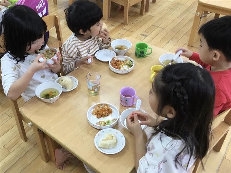 子どもたちはいつもおいしそうに給食を食べてくれます。