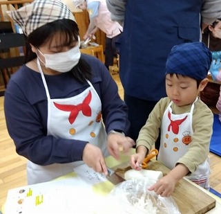 剥いた皮はビニール袋へ！