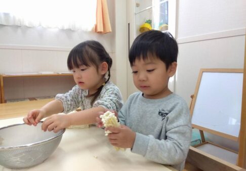 2歳児クラス　食育活動がありました。