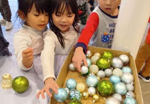 クリスマスツリーに飾りつけ＆点灯式