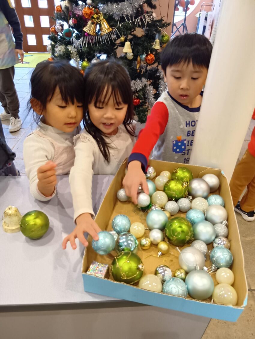 名古屋こども専門学校のクリスマスツリーに飾りつけをしました😊
