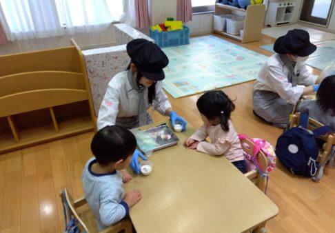 １歳児・２歳児　姉妹校とスイーツ作り体験