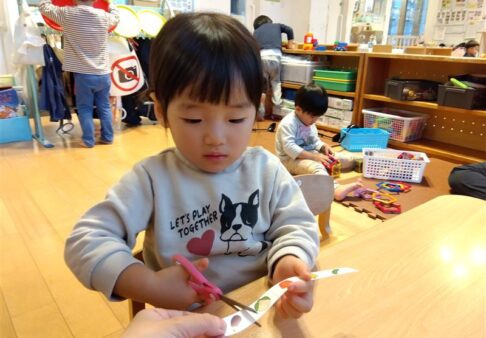 2歳児「初めてハサミに挑戦✂」