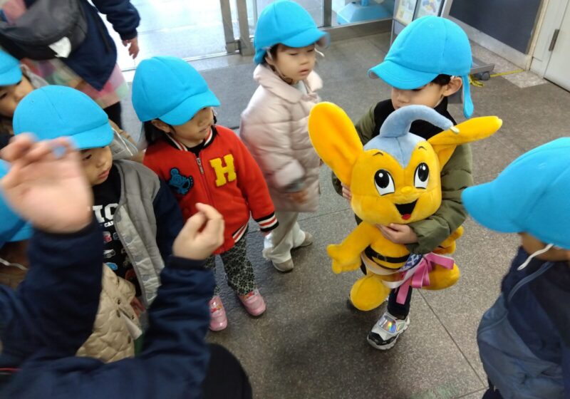 最後は大好きなピーポ君を抱きしめました