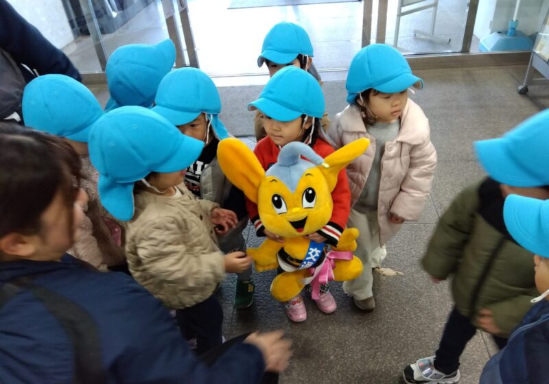 ぎゅーっと順番に抱きしめています