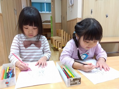 3歳児　塗り絵にチャレンジしています！