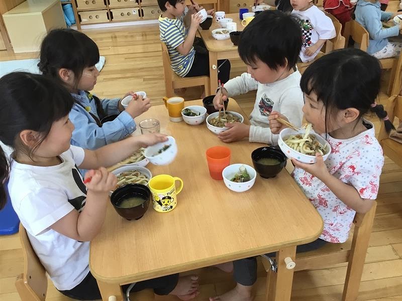 主菜は肉類、魚類、卵、大豆類を使用しています。