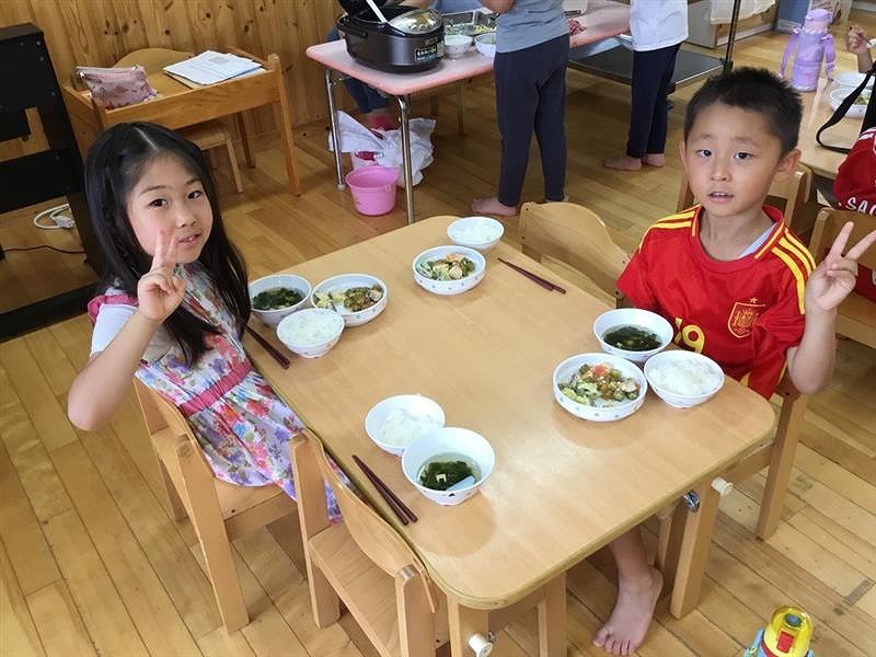 先日の保護者会の中で、普段子どもたちが食べている給食の試食会を行いました！
試食していただいたメニューは、さわらのごま焼き、ほうれん草のツナ和え、みそ汁、バナナです。