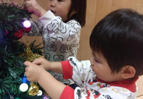 １歳児　飾り付けをしたよ！