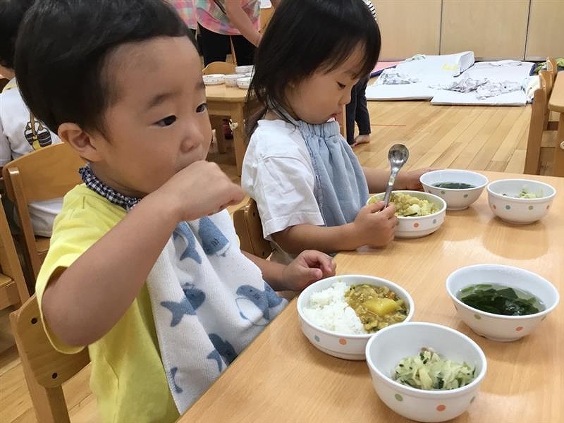 毎月、誕生日会がある日にはカレーが出ます。
子どもたちに大人気です！