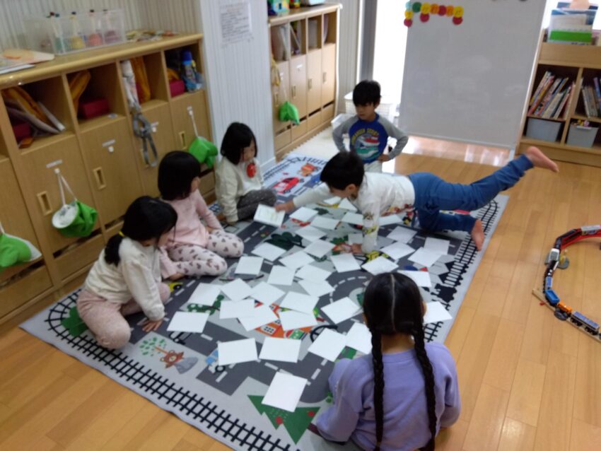 ５歳児クラス　クリスマスカルタ作り 