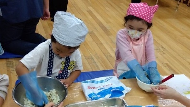 こちらは焼きコロッケ作りです！じゃがいもを潰し、具材と混ぜます！