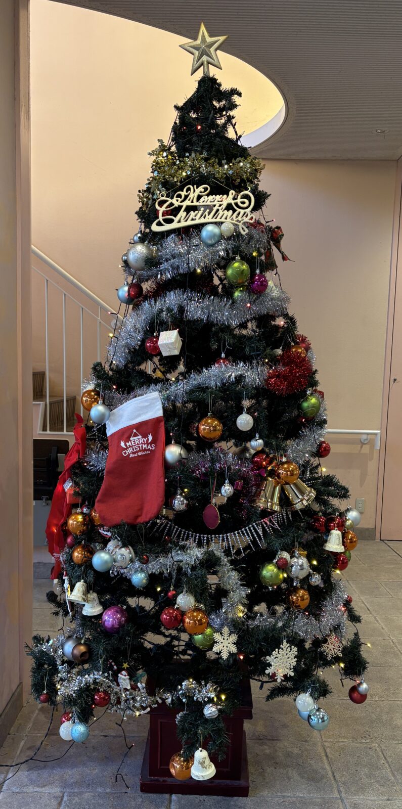 子どもたちの高さからでは大きいクリスマスツリーの上部には手が届きません💦 
「せんせい、だっこして～」「上の方につけたい！」と意欲的な子どもたちのおかげで高い所まで飾りつけすることができました🤗 
最後の点灯式では「3,2,1」のカウントダウンで点灯💡
ピカピカと光るツリーを見て、大喜びしていました🎄