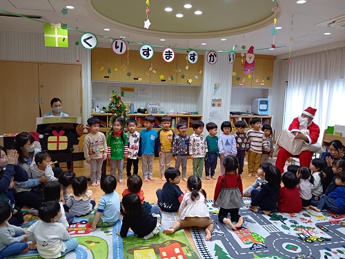 クリスマス会をしました✨
会が始まるとサンタさんが登場して子どもたちは大喜び🙌🎅
目を輝かせながら大歓声をあげていました😄
各クラスからの出し物を披露しあい、歌や踊りでクリスマスの雰囲気をみんなで満喫しました🎄
