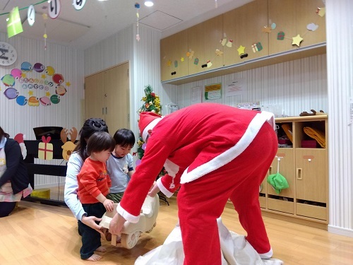 お待ちかねのクリスマスプレゼント🎁
受け取った子どもたちはとっても嬉しそうな笑顔を見せていて、笑顔いっぱい、ゆかいで楽しいクリスマス会になりました😊
