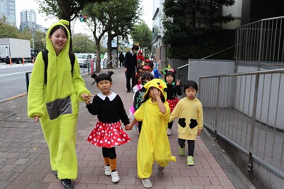 先生も仮装をしてお散歩に。