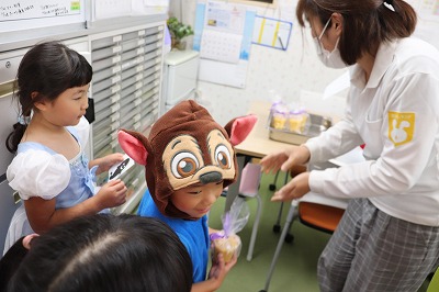 保育園の中を巡って「トリックオアトリート！」