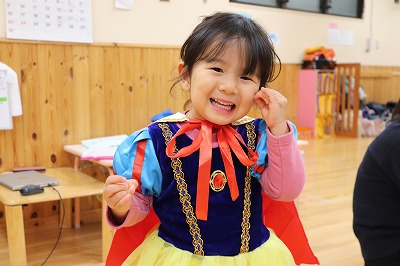 「うわー！白雪姫だ♪」お友だちも嬉しそうに駆け寄ります。