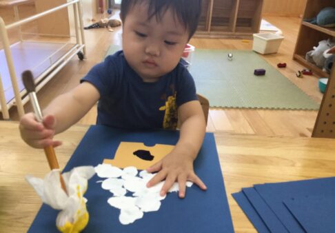 １歳児クラス　季節制作の様子♪