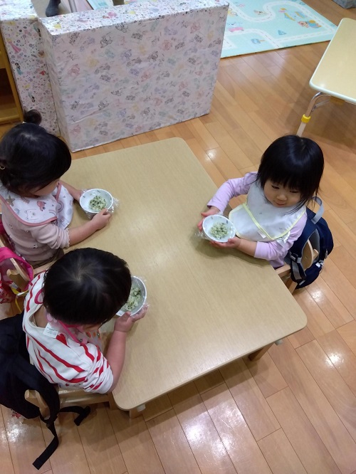 おにぎりを握ってみました🍙
栄養士や担任保育士から「お米をつぶさないように優しくにぎるんだよ😊」と教えると、栄養士の真似をしながらにぎにぎとそっと握り、自分の好きなかたちにしていました🥰