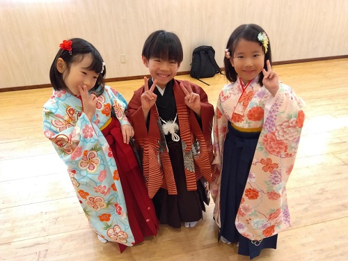 先日、業者の方をお招きし、着物体験会を行いました✨
子どもたちは着付けをして、1人やお友だち同士で写真撮影を楽しみました😊
最初は少し緊張する姿も見られましたが、それ以上に「楽しみ！」という気持ちがあふれ、着物をまとうことで自然と笑顔が広がっていきました😆
来てくださった業者の方々はさすがプロで、子どもたちの緊張をやわらげる声かけをしてくださり、終始和やかな雰囲気の中で体験会を行うことができました🌸