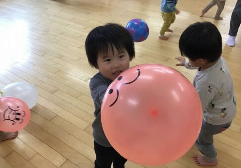 １歳児クラス「風船遊び♪」