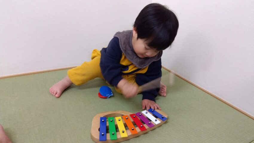 こんな風にたたいて音を鳴らしてみるよ♪