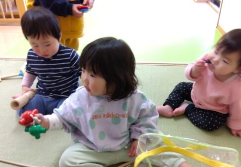 0歳児クラス　楽器遊び♪