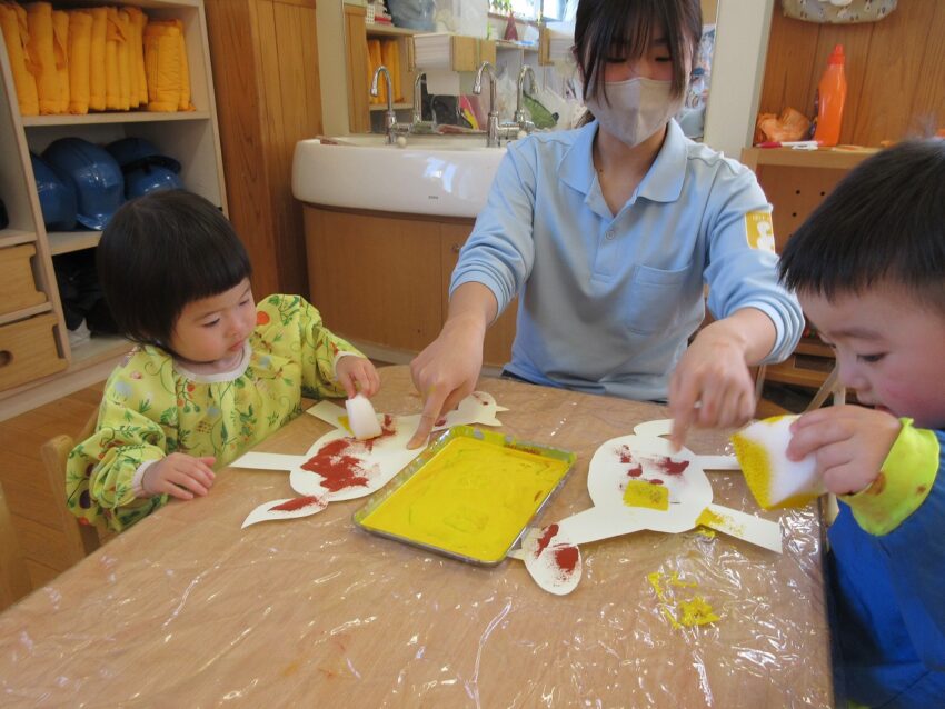 スポンジを使って、スタンプぽんぽん