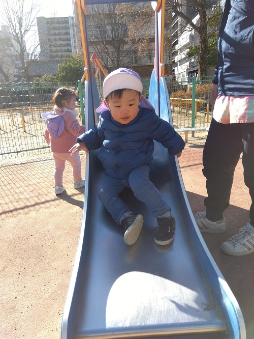 天気の良い日に、公園へ出かけて遊びました🙌
すべり台を何度もくり返し滑ったり、小さな遊戯のお家から顔をのぞかせたり、砂をひろって先生に見せてくれたりと、それぞれが好きな遊びを見つけて楽しんでいました🌸
戸外でのびのびと体を動かしながら、笑顔あふれるひとときを過ごしました😊