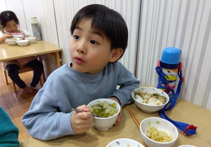  給食ではみそ汁を味わい、「野菜が甘い！」と採れたての野菜のおいしさに驚く姿も見られました🥺