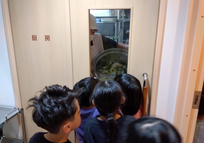 調理室でみそ汁が出来上がる様子を見学し、食への関心がさらに高まりました👏