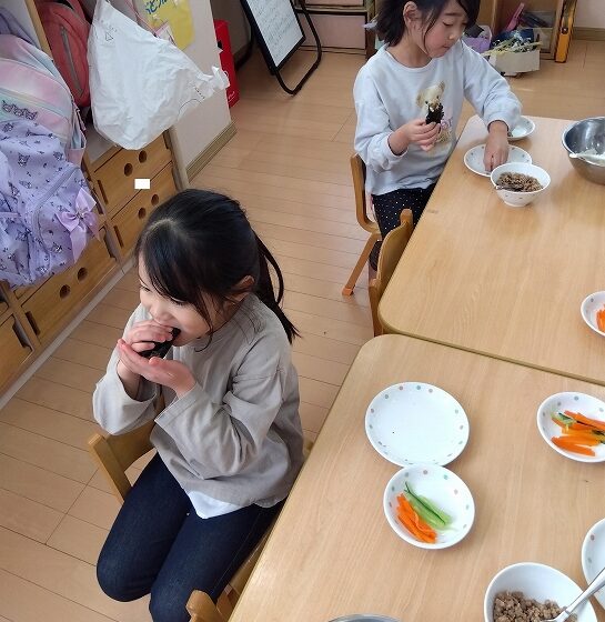 ５歳児☆いつも元気いっぱいですが、静かにたべなきゃねとさくらさん♪