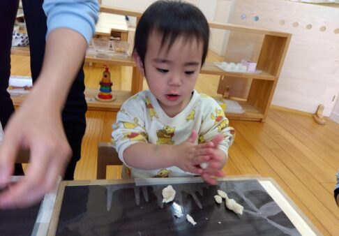 0歳児～小麦粉粘土～