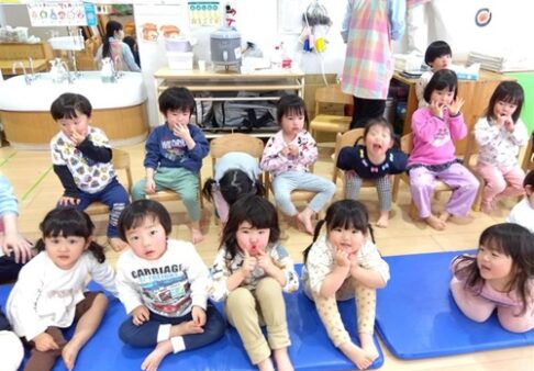 2歳児　ぱんだ組　「こま回し大会」