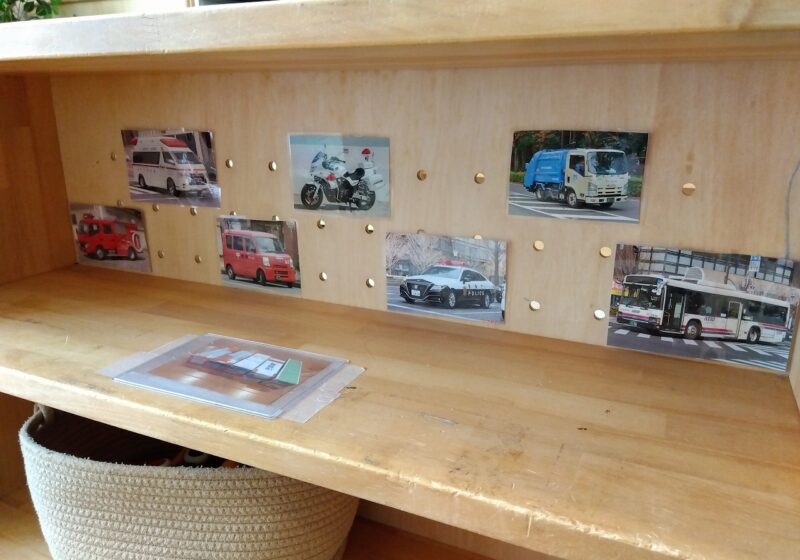 車コーナー（散歩中に街中で見る、身近な働く自動車等を貼っています。）