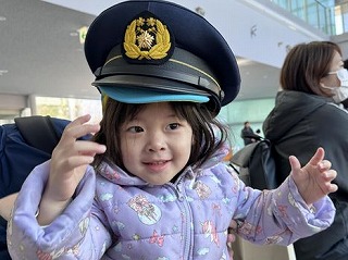 警察帽をかぶらせていただき大喜び！