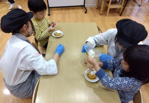 ４歳児・５歳児　姉妹校の学生とスイーツ作り体験