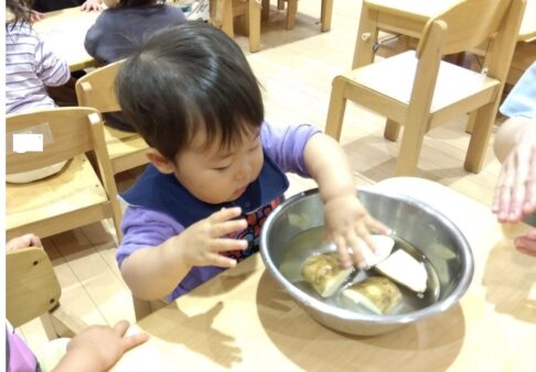 １歳児　りす組　「ごしごしジャガイモ洗い」