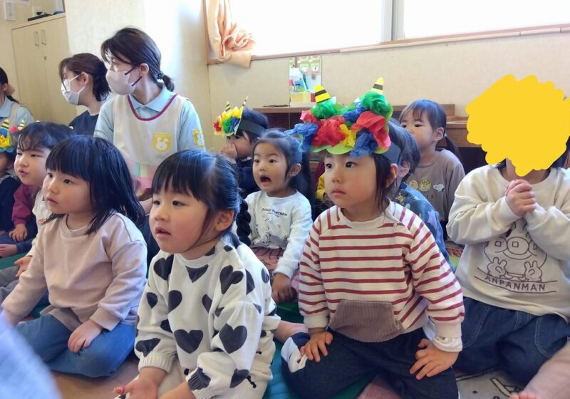 「あかおにー！」「あおおにー！」と出てきた鬼の壁面にビックリしながらもじーっとみている子ども達＾＾